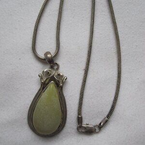 20" Best Teardrop Green Stone Pendant Necklace, silver, very nice